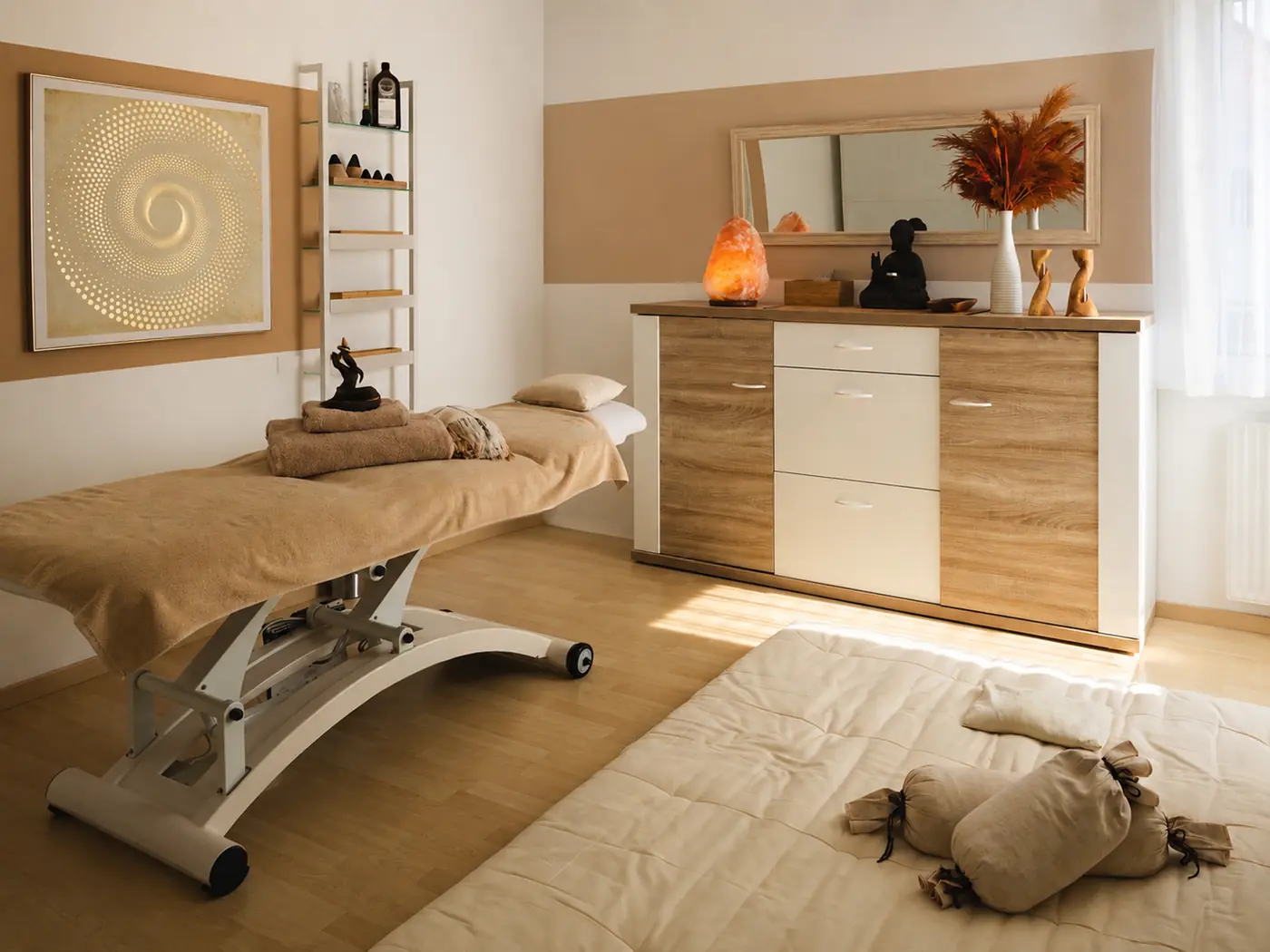 Behandlungsraum der Praxis Bestereimer in 1200 Wien — Massageliege, Futon und warme Atmosphäre