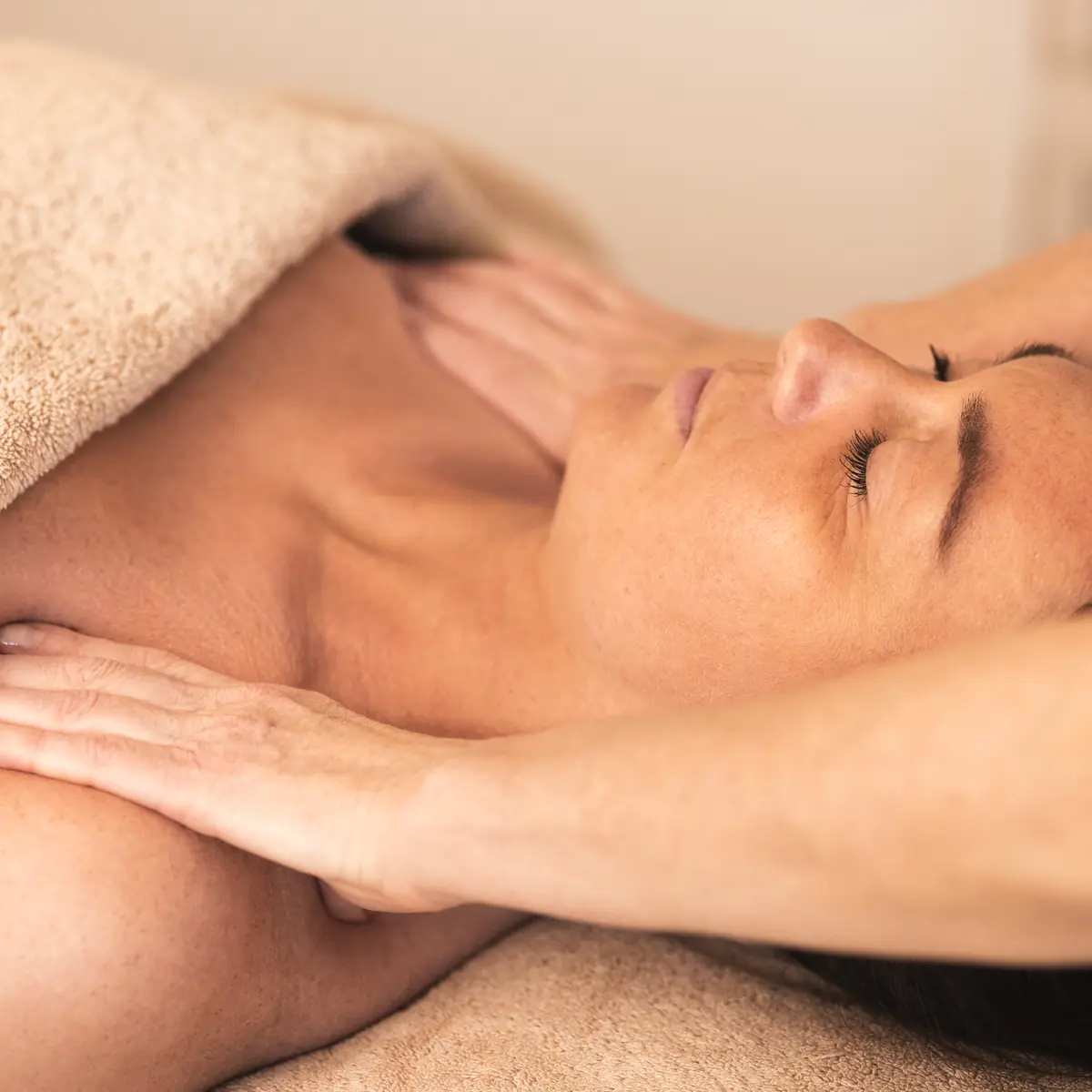 Sanfte Behandlung in der Praxis Bestereimer — Heilmassage im Nacken-/Schulterbereich